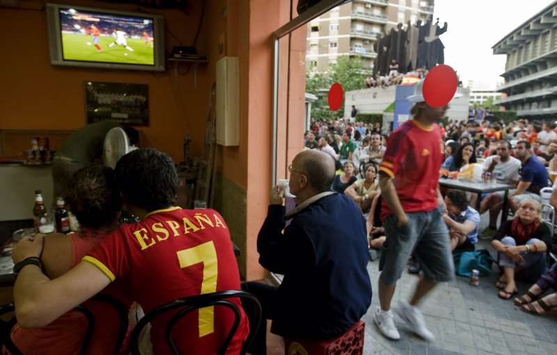 Unas personas siguen un partido de fÃºtbol en un bar. EFE/Kai FÃ¶rsterling/Archivo
