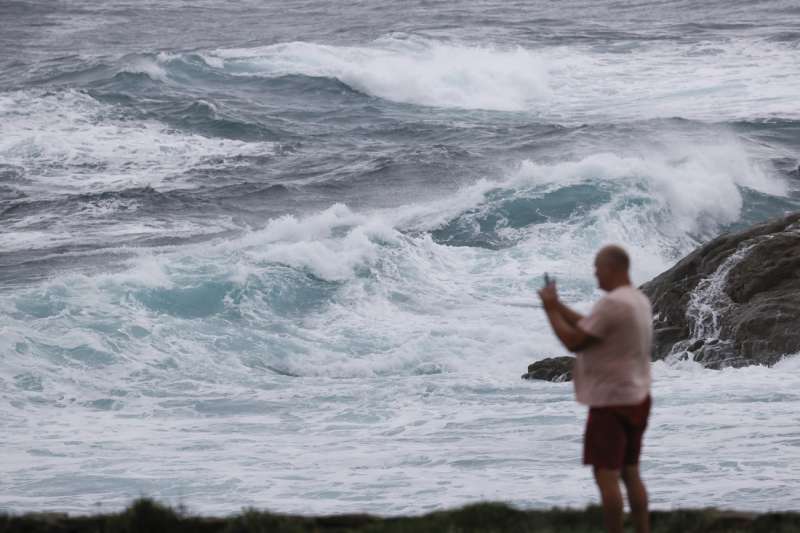 Una persona fotografÃ­a las olas en un dÃ­a de fuerte viento. EFE/Lavandeira jr/Archivo

