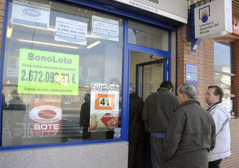 Varias personas hacen cola en una administración de loterías. EFE/Federico Vélez/Archivo
