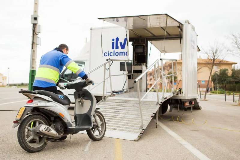 ITV de un ciclomotor. Archivo