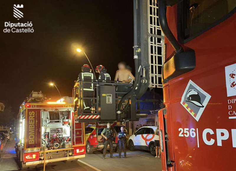 El rescate de dos vecinos durante el incendio. CPBC.