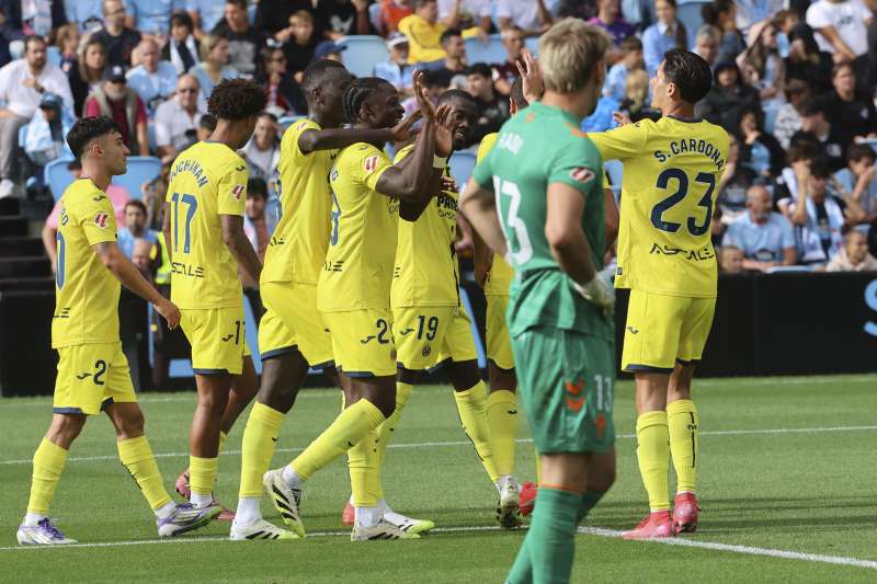 El delantero marfileo del Villarreal Nicolas Pepe (c) celebra su primer gol ante el Celta en partido de LaLiga. EFE  Archivo
