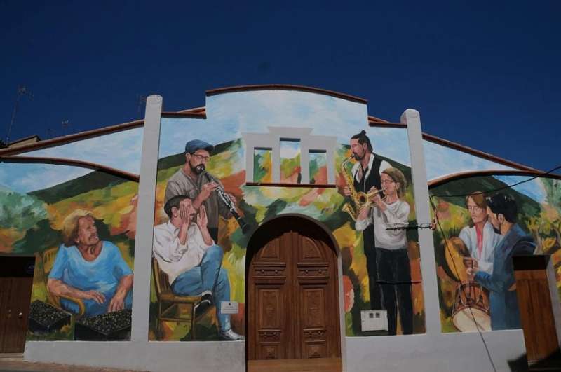 El mural ?Sinfona al color?, en la fachada del antiguo matadero de Soneja. EPDA