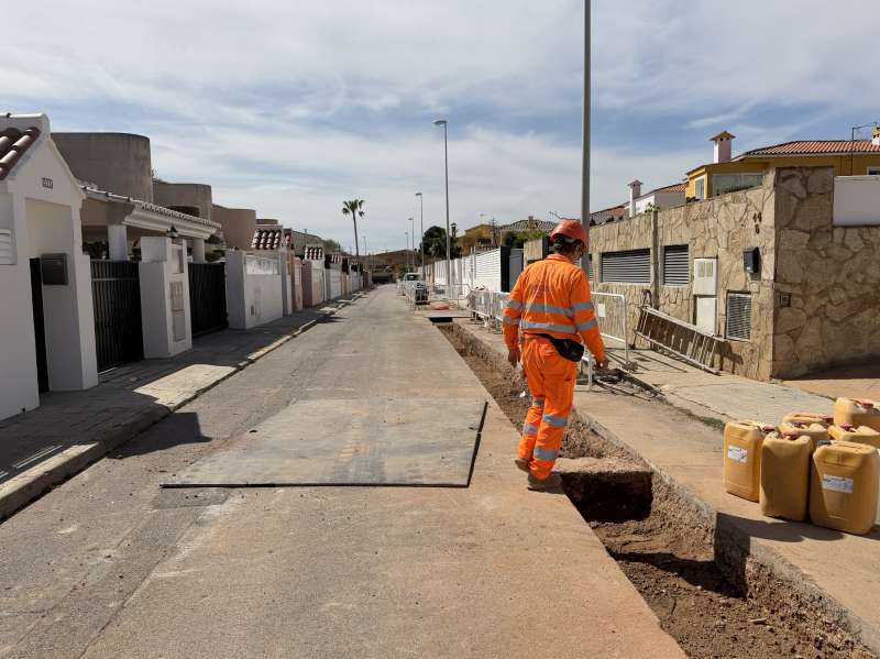 Obras de construcci�n de una nueva red de pluviales en el carrer Vicent Fuentes i Ram�n de Benic�ssim.  EPDA