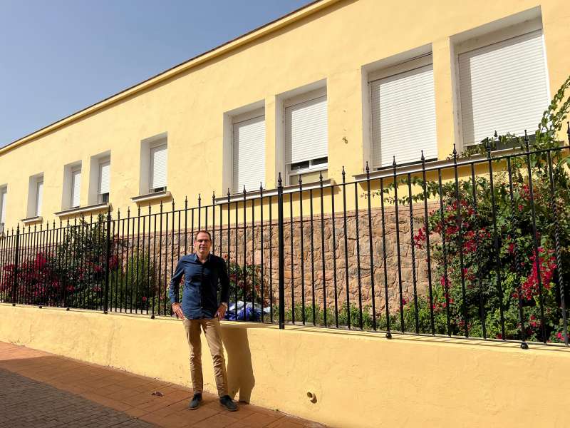 Jaime Pertegaz en el colegio de Algimia de Almonacid. EPDA
