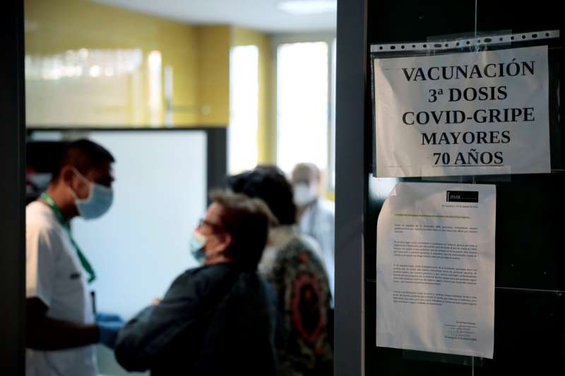 AdministraciÃ³n de la doble vacunaciÃ³n: de covid-19 y gripe. EFE/Ana Escobar/Archivo
