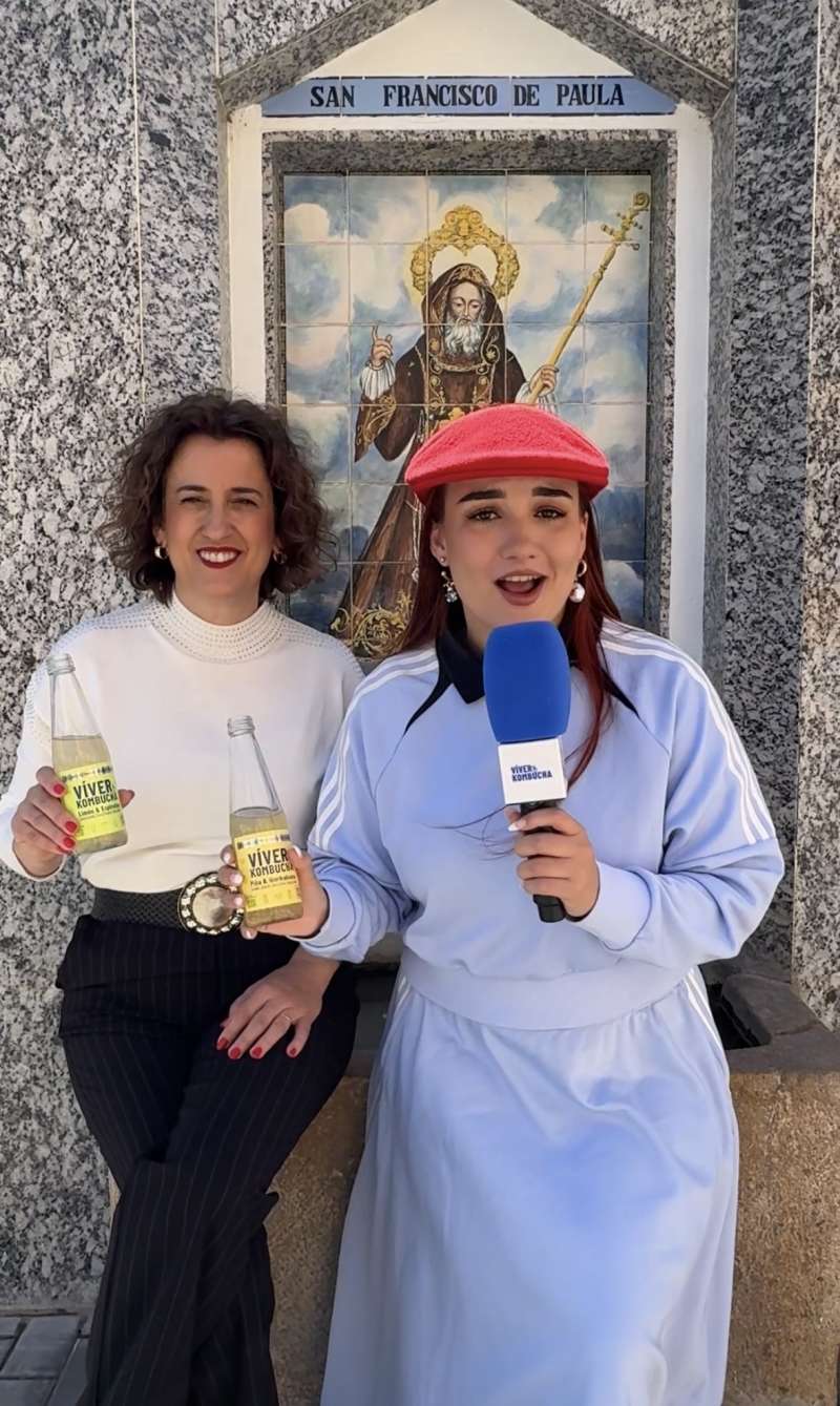 La influencer Eme de Amores junto a su madre promocionando la bebida en Viver.EPDA