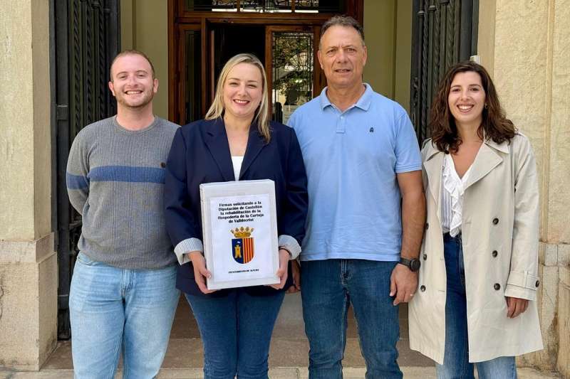 La alcaldesa y varios concejales con las firmas conseguidas. EPDA