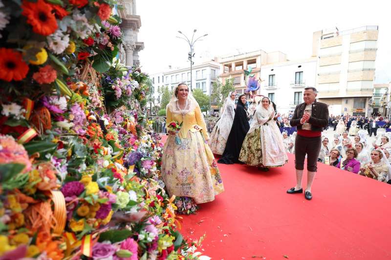 La presidenta de la Diputaci�n de Castell�n, Marta Barrachina, y el alcalde de Burriana, Jorge Monferrer, en la ofrenda de flores de las Fallas de Burriana 2026.  EPDA