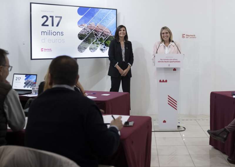 La presidenta de la Diputacin de Castelln, Marta Barrachina (d), y la vicepresidenta, M ngeles Pallars (i), durante la presentacin de las cuentas para 2025. EPDA