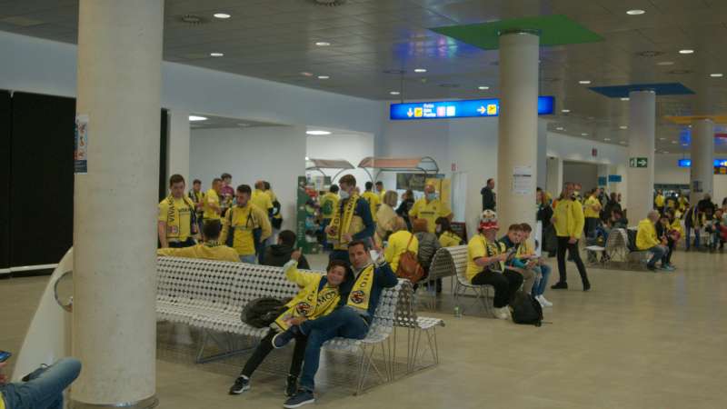 Los aficionados han llenado el aeropuerto desde la primera hora de la maÃ±ana. /EPDA