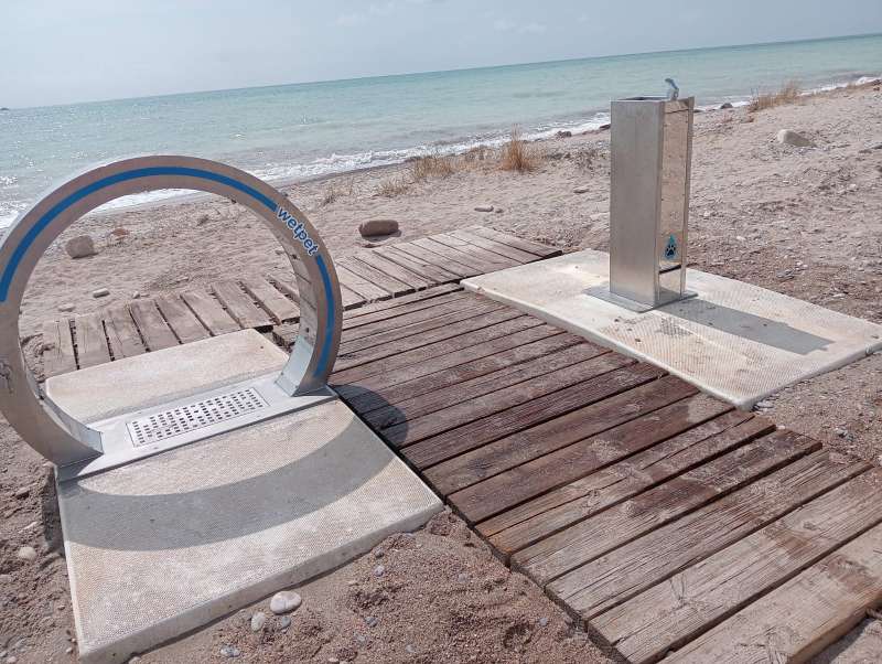 Nules installa una dutxa i una font per a gossos a la Platja Rajadell. EPDA