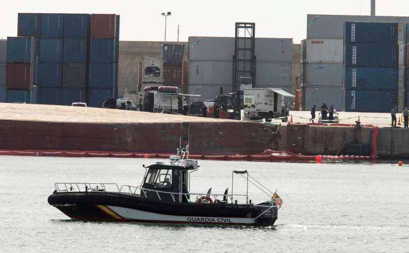 Una patrullera de la Guardia Civil frente al Puerto de Castelln. EFEDomenech Castell