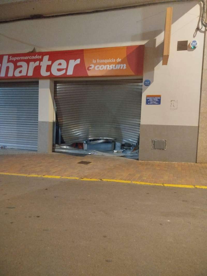 Destrozos en la puerta del comercio de Soneja. EPDA