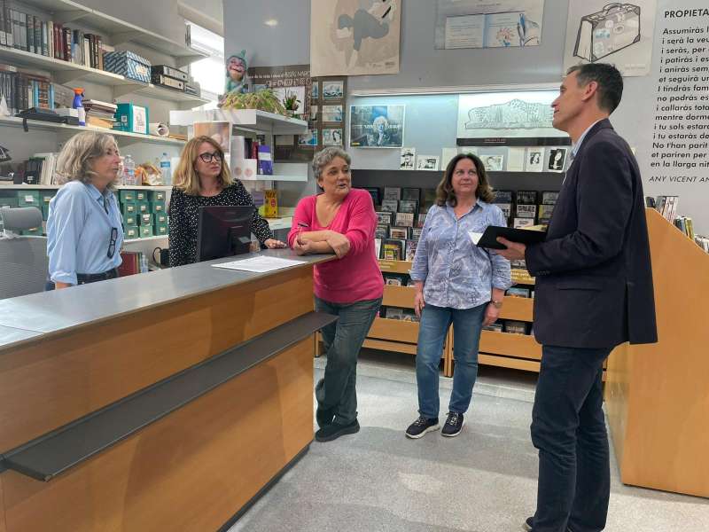 El concejal de Cultura se rene con los tcnicos de la biblioteca como responsable de la gestin.  EPDA 