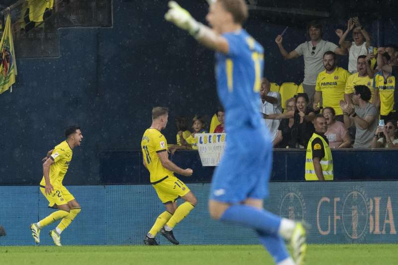 El delantero noruego del Villarreal Alexander Sorloth (c) celebra tras marcar el 2-1. EFE/ Andreu Esteban

