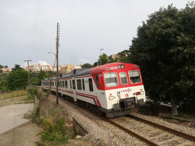 Tren de viajeros a su paso por Segorbe