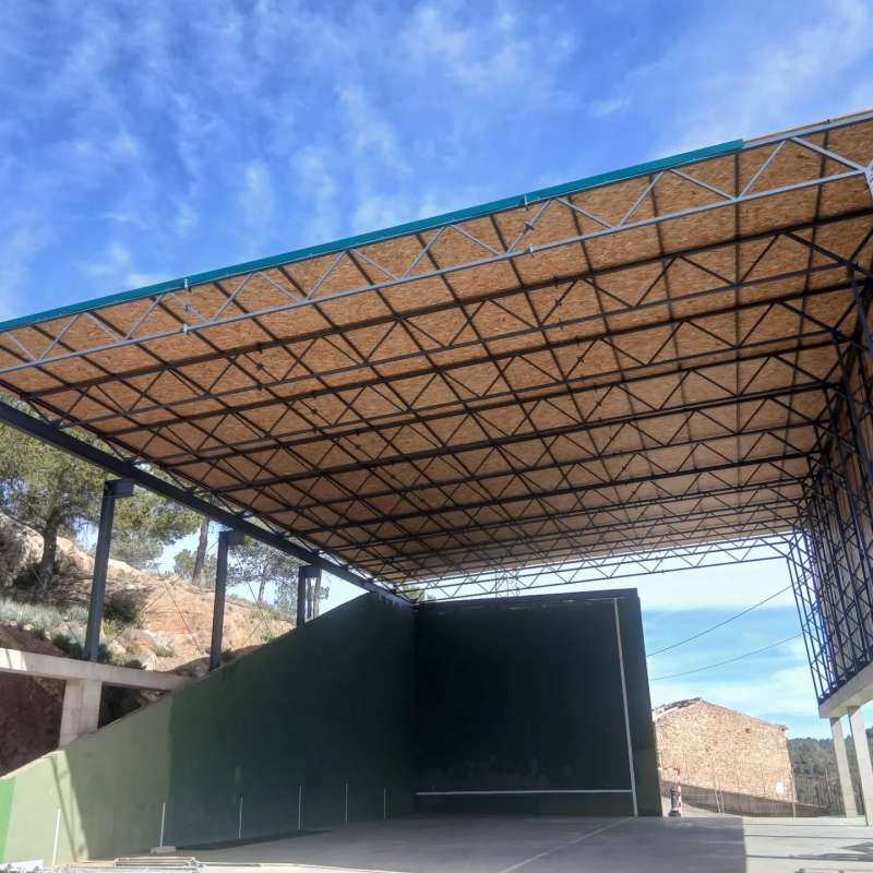 Nueva cubierta del front�n de Villamalur. EPDA