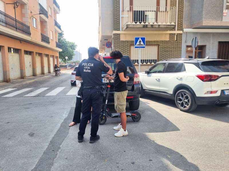 Agents de la Policia Local de Nules fan un control a un usuari de patinet elctric. EPDA