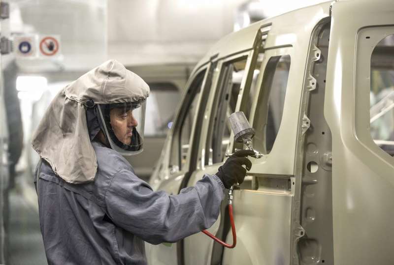 Un trabajador de la planta de pintura de Ford en Almussafes, revisa una carrocerÃ­a. /EFE