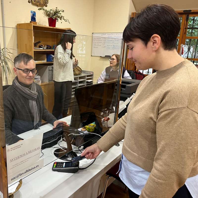 Foto del pago con tarjeta (TPV) en la oficina de Atenci�n a la Ciudadan�a (OAC) EPDA